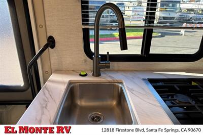 2025 Thor Four Winds 22E   - Photo 18 - Santa Fe Springs, CA 90670