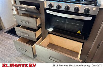 2025 Thor Four Winds 22E   - Photo 23 - Santa Fe Springs, CA 90670