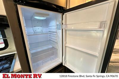 2025 Thor Four Winds 22E   - Photo 24 - Santa Fe Springs, CA 90670