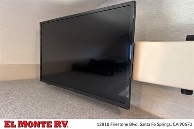 2025 Thor Four Winds 22E   - Photo 16 - Santa Fe Springs, CA 90670