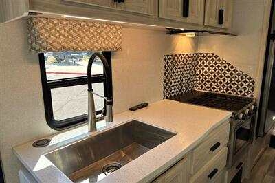 2023 Forest River Forester 2851SLE   - Photo 17 - Santa Fe Springs, CA 90670