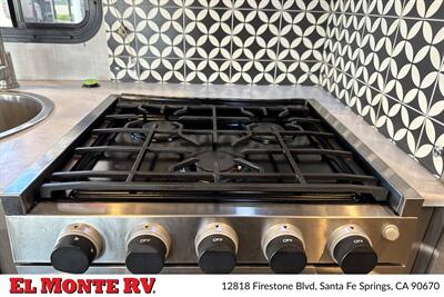 2024 Gulf Stream Conquest 6237   - Photo 19 - Santa Fe Springs, CA 90670