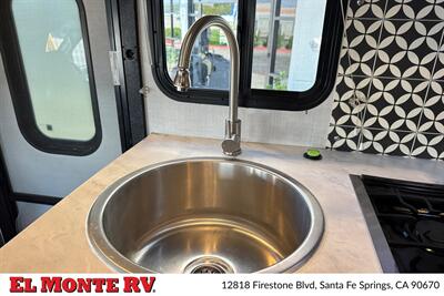 2024 Gulf Stream Conquest 6237   - Photo 18 - Santa Fe Springs, CA 90670