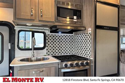 2024 Gulf Stream Conquest 6237   - Photo 17 - Santa Fe Springs, CA 90670