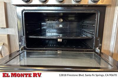 2024 Gulf Stream Conquest 6237   - Photo 20 - Santa Fe Springs, CA 90670