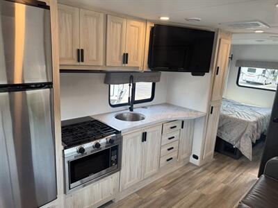 2024 Forest River Sunseeker 2550DSLE   - Photo 13 - Orlando, FL 32808