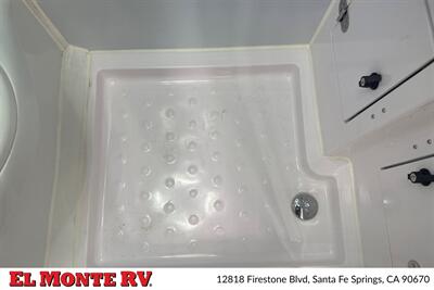 2024 MDC XT16HR FAMILY 22FT   - Photo 21 - Santa Fe Springs, CA 90670