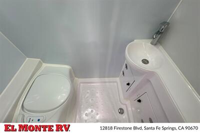 2024 MDC XT16HR FAMILY 22FT   - Photo 17 - Santa Fe Springs, CA 90670