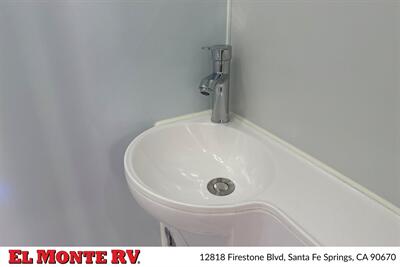 2024 MDC XT16HR FAMILY 22FT   - Photo 19 - Santa Fe Springs, CA 90670