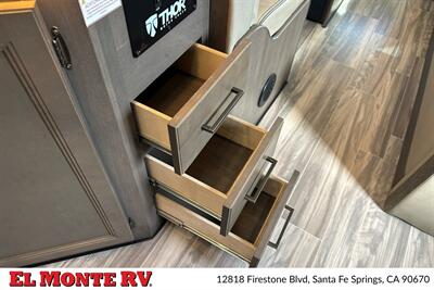 2024 Thor Four Winds 28A   - Photo 22 - Santa Fe Springs, CA 90670