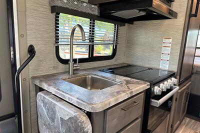 2024 Thor Four Winds 22E   - Photo 17 - Santa Fe Springs, CA 90670