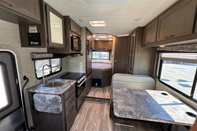 2024 Thor Four Winds 22E   - Photo 13 - Santa Fe Springs, CA 90670