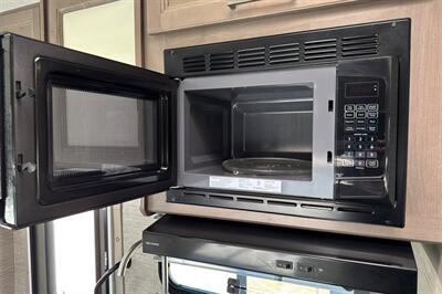 2024 Thor Four Winds 22E   - Photo 21 - Santa Fe Springs, CA 90670