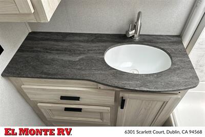 2023 Forest River Sunseeker 3250DSLE - Photo 31 - Dublin, CA 94568