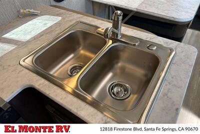 2023 Coachmen Leprechaun 271QB   - Photo 18 - Santa Fe Springs, CA 90670