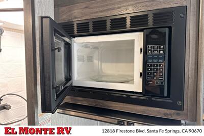 2023 Coachmen Leprechaun 271QB   - Photo 21 - Santa Fe Springs, CA 90670