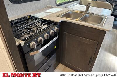 2023 Coachmen Leprechaun 271QB   - Photo 17 - Santa Fe Springs, CA 90670