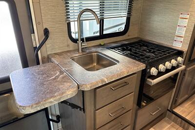 2024 Thor Four Winds 22E   - Photo 17 - Santa Fe Springs, CA 90670