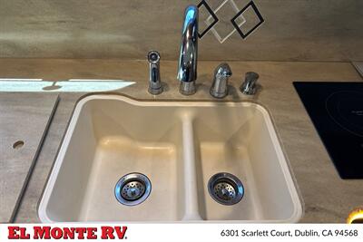 2016 JAYCO SENECA 37FS   - Photo 16 - Dublin, CA 94568