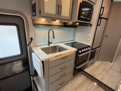 2024 Thor Chateau 22B   - Photo 23 - Orlando, FL 32808