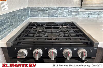 2024 Coachmen Pursuit 31BH   - Photo 18 - Santa Fe Springs, CA 90670