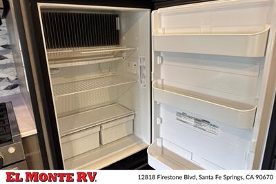 2024 Gulf Stream Conquest 6238   - Photo 24 - Santa Fe Springs, CA 90670