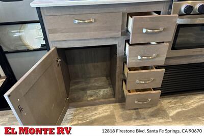 2024 Gulf Stream Conquest 6238   - Photo 23 - Santa Fe Springs, CA 90670