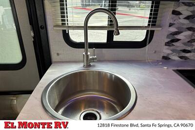 2024 Gulf Stream Conquest 6238   - Photo 18 - Santa Fe Springs, CA 90670