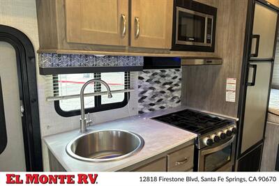 2024 Gulf Stream Conquest 6238   - Photo 17 - Santa Fe Springs, CA 90670