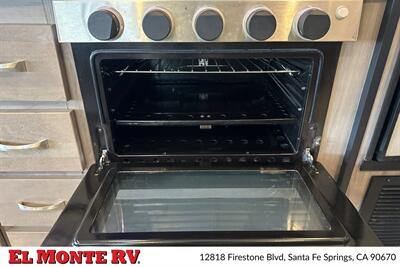 2024 Gulf Stream Conquest 6238   - Photo 20 - Santa Fe Springs, CA 90670