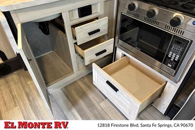 2023 Forest River Sunseeker 3250DSLE   - Photo 22 - Santa Fe Springs, CA 90670