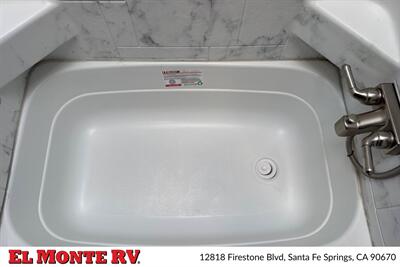 2023 Forest River Sunseeker 3250DSLE   - Photo 32 - Santa Fe Springs, CA 90670
