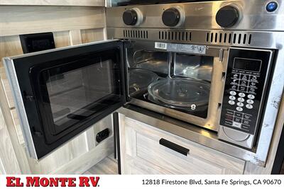 2023 Forest River Sunseeker 3250DSLE   - Photo 20 - Santa Fe Springs, CA 90670