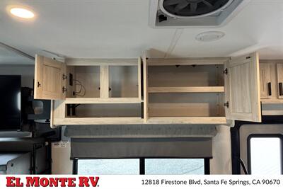 2023 Forest River Sunseeker 3250DSLE   - Photo 15 - Santa Fe Springs, CA 90670