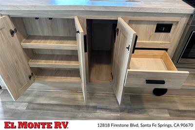 2024 Forest River Sunseeker 3010DS   - Photo 22 - Santa Fe Springs, CA 90670