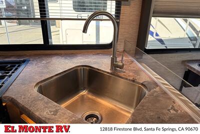 2024 Thor Four Winds 28A   - Photo 18 - Santa Fe Springs, CA 90670