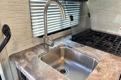 2024 Thor Four Winds 22E   - Photo 18 - Santa Fe Springs, CA 90670
