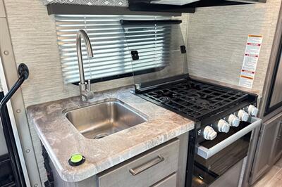 2024 Thor Four Winds 22E   - Photo 17 - Santa Fe Springs, CA 90670