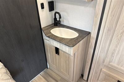 2024 Forest River Sunseeker 2150SLE   - Photo 25 - Santa Fe Springs, CA 90670