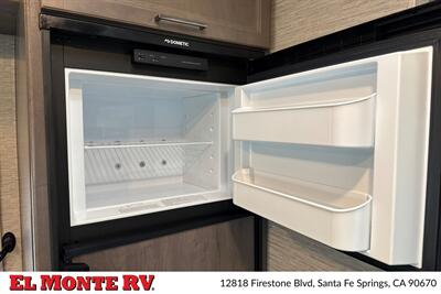 2024 Thor Four Winds 28A   - Photo 25 - Santa Fe Springs, CA 90670