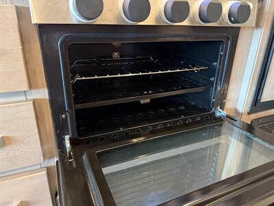 2024 Gulf Stream Conquest 6238   - Photo 23 - Santa Fe Springs, CA 90670