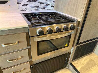 2024 Gulf Stream Conquest 6238   - Photo 22 - Santa Fe Springs, CA 90670