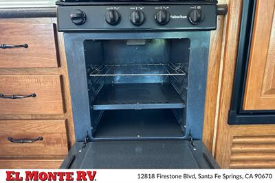 2012 Keystone Mountaineer 345DBQ - Photo 16 - Santa Fe Springs, CA 90670