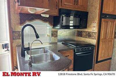 2012 Keystone Mountaineer 345DBQ - Photo 13 - Santa Fe Springs, CA 90670