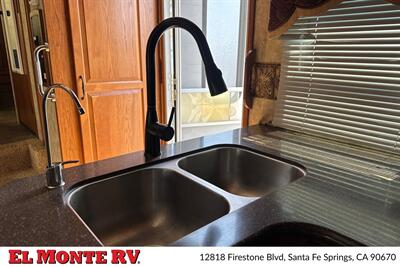 2012 Keystone Mountaineer 345DBQ - Photo 14 - Santa Fe Springs, CA 90670