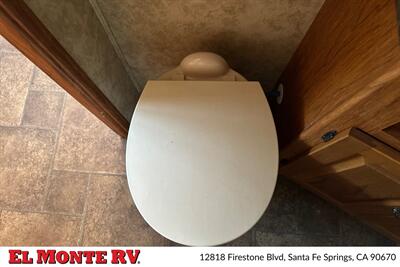 2012 Keystone Mountaineer 345DBQ - Photo 27 - Santa Fe Springs, CA 90670