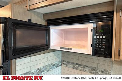 2021 Thor Hurricane 29M   - Photo 21 - Santa Fe Springs, CA 90670