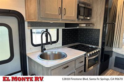 2025 Gulf Stream Conquest 6238 - Photo 17 - Santa Fe Springs, CA 90670