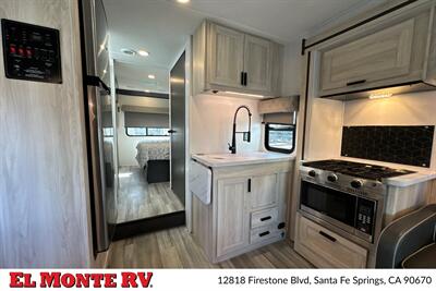 2024 Forest River Sunseeker 2860DS   - Photo 26 - Santa Fe Springs, CA 90670