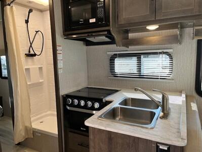 2023 Coachmen Leprechaun 271QB   - Photo 19 - Santa Fe Springs, CA 90670